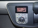 【オートエアコン】設定した温度になるように車が自動で風量や吹き出し口、冷暖房の強さを調整してくれるエアコンです。一度温度を設定すれば、自動で快適な室温を保ってくれるので運転に集中しやすいですよ♪