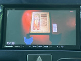 画面に映像を表示できるモニターを装備しています。メニュー切替などの操作も手元で行いやすく、停車中の映像視聴にも活用できる、日常にうれしい装備です。