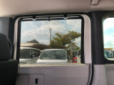 【ロールサンシェード】後席には、日差しをやわらげるロールサンシェードがついています!お昼寝にもぴったりです♪
