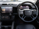 ドライバーを中心に機能的にまとめられた運転席まわり。各操作系が美しく配置され、視覚的な美しさと日常での使いやすさを兼ね備えています。