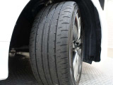 タイヤサイズはフロント235/40R19、リヤ265/35R19となっております☆