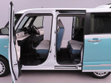 両側スライドドアで乗り降りや荷物の積み下ろしもラクラク。広々とした室内で使い勝手も良く、デザインだけでなく実用性もしっかり備えています。