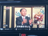 テレビ番組を表示できる画面を備え、停車中の待ち時間に映像を視聴して過ごせます。画面上で番組内容を確認しやすく、車内での休憩時間をより快適に活用できます。