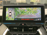 後方の映像に加えて車両周辺の様子も画面で確認でき、駐車時の周囲確認を助けます。ガイド線も表示されるため、後退時の目安として活用でき、車庫入れの際にも便利です。