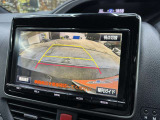 【バックカメラ】運転席から画面上で安全確認ができます。駐車が苦手な方にもオススメな便利機能です。