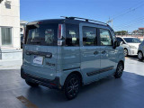 車両前後の障害物を検知して警告する「コーナーセンサー」搭載。狭い駐車場や車庫入れも安心です。