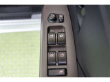 全ての窓が運転席から操作できます。今やほぼ当たり前ですが、無いと不便なアイテムですよね。ドアの施錠・解錠と連動してドアミラーが格納・復帰するオート電動格納機能も装備しています。