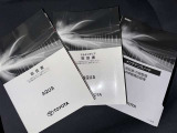 メンテナンスノート、取扱説明書です。 その車の整備記録が事細やかに記録されています。 車が生まれてから今までどのような道を歩んできたのか判るとても重要な物ですよ。