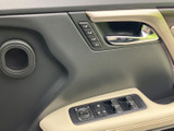 後方の状況を画面で確認できるので、狭い場所での駐車や車庫入れも安心。安全性を高める、頼れる機能です。