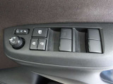 パワーウィンドウスイッチで運転席から全席の窓の開閉ができます。