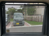 室内の清潔感が出る足元。汚れ・擦れ・破れの有無や固定具、普段使いの状態を確認できます。