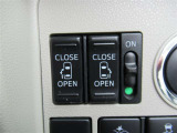 電動スライドドアのスイッチです。車内からもスイッチひとつでラクにドアの開閉できますよ♪