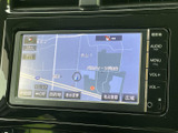 見やすい地図表示で、運転中でも周囲の状況をしっかり確認できます。詳細な地図情報と交通情報で、より安全で快適なドライブをサポートします。ルート検索も簡単。