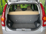 普段のお買い物や通勤、送迎等に十分な荷室スペースを確保しております。セカンドシートを倒すと、大きな荷物の積載も可能です♪