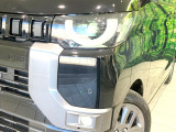 【LEDヘッドライト】悪天候や夜間走行時も良好な視界を確保し安心して運転できる高輝度LEDヘッドライトを装備!点灯速度が早く、消費電力も抑えられています。