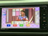 テレビ番組を画面で視聴できる装備です。停車中の休憩時間などに映像を楽しめるため、車内で過ごすひとときの選択肢が広がり、日常でも便利に活用できます。