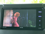 停車中に楽しめるTV機能。長距離移動の休憩時などに、リラックスした時間を過ごせます。多彩なエンターテイメント性をご提供します。