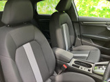 落ち着いた色合いのシートに明るい縦ラインが入り、車内にすっきりとした印象を与えています。前席はヘッドレスト付きで、座面と背もたれの形状も確認できます。ドア内張りやセンター部までまとまりのある空間です。