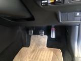 【運転席】アクセル、ブレーキはこのようになっております。