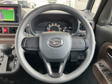 握りやすい形状のステアリングが運転席の中心に配置され、メーターや周辺スイッチにも手が届きやすいレイアウトです。毎日の運転で扱いやすさに配慮されています。