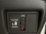 乗り降りに便利な片側電動スライドドアを装備しています。