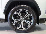 純正のアルミホイール装着車です。タイヤサイズは235/55R19です。