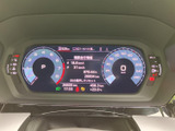 速度や各種車両情報がデジタル表示され、必要な情報を画面上で確認できます。表示がまとまっていて見渡しやすく、運転前や停車中にも車両の情報を把握しやすい仕様です。
