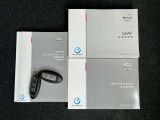 各種取扱説明書やメンテナンスノートを完備!また、手元にあるだけで、ドアの開錠・施錠、ボタンを押すだけでエンジンの指導・停止が出来る、とても便利なインテリジェントキー!