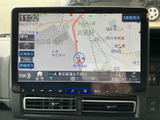 道路や周辺施設が画面いっぱいに表示され、現在地周辺の位置関係を確認しやすい地図画面です。表示切替や自宅、お気に入りなどの項目も並び、目的地設定をスムーズに進められます。