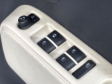 【電動格納ミラー】サイドミラーは電動格納式となっており、狭い駐車場でもキズがつくリスクを抑えられます。