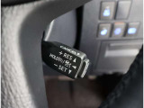 アダプティブクルーズコントロール機能付きです。走行中に先行車の様子を検知しながら、設定した車速の範囲内で先行車との距離のキープを支援します。詳細は販売店スタッフまでおたずねください。