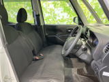 広々とした室内空間で快適なドライブ。視界も広く、運転に集中できます。落ち着いた空間でリラックスした時間を過ごせます。