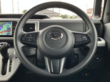 握りやすい形状のステアリングに、手元で扱えるスイッチを備えています。運転姿勢を大きく変えずに各種操作へアクセスでき、日常の運転を支えます。
