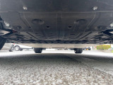 電気自動車のため、ボンネット内部に収納スペースがございます。フランクという箇所になります。蓋がしっかり密閉できるようになっているため雨の日も安心です。