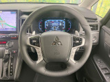 インテリアに合わせたデザインのステアリングは、運転される方のことも考え、運転しやすい形状、大きさです。是非一度、実際に触ってお確かめください。