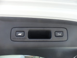 ハンズフリーアクセスパワーテールゲート。スマートキーを携帯していれば、車の下に足をかざせばテールゲートを開けることが可能。予約クローズボタンを押して車から離れるだけで閉めることも可能です。