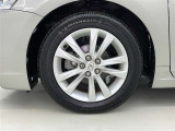純正アルミホイールが車の雰囲気を引き立てますね!