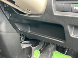 運転席下には小さめの収納スペースがあります