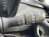 レバーには表示がまとめられており、運転席から各種の操作位置を目で確認しやすい設計です。複数の機能を備え、日常の運転時に必要な操作を手元で行える装備です。