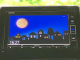 画面には時刻とともに映像が表示され、停車中の車内でも見やすく確認できます。大きく表示されるため内容を把握しやすく、画面を使った車内での操作にも便利です。