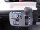 運転のしやすいインパネシフトです。運転席の足元も広くとても快適ですよ。