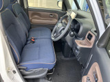 前席は視界が広く、運転席から周囲を確認しやすいレイアウトです。座面と背もたれには落ち着いた色合いの生地を採用し、座ったときもくつろげる雰囲気。足元もすっきりしており、日々の移動に使いやすい室内です。