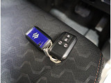 リモコンキーを取り出さなくてもエンジンのON/OFFやドアの開錠・施錠がスイッチ一つで行えるスマートキーです♪