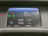 速度やシフト位置、経過時間などの情報がひと目で確認できる表示です。必要な情報が画面内にまとまっており、運転中も視線の移動を抑えながら確認しやすい、実用性に配慮されたメーター廻りです。
