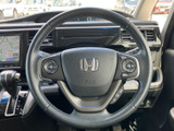 握りやすいステアリングは、運転操作を快適にします。スムーズなハンドリングで、運転の楽しさを向上させます。