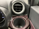 【運転席ドリンクホルダー】使いやすさに配慮したドリンクホルダー