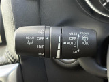 【オートワイパー(AUTO)】雨が降り出した時に、雨滴検出用センサー(レインセンサー)が雨滴を感知すると、自動でワイパーが動作します。