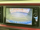 後方の映像にガイドラインが重なって表示され、駐車時に車両と周囲の位置関係を確認しやすい画面です。後退時の安全確認を補助し、駐車操作を行う際に役立ちます。