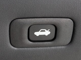 ボタン一つでトランクオープンが可能!車内から操作できる為、非常に便利な装備の一つとなります!