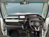 運転席周りです。カップホルダーや小物の収納などは必須ですよね!!使い勝手の良いつくりになっております!!